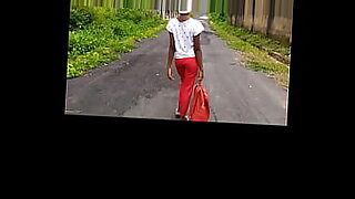 sa copine se fait draguer et baiser devant lui